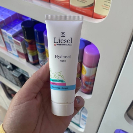 کرم مرطوب کننده و آبرسان لایسل مدل ریچ هیدراسل مناسب پوست خشک